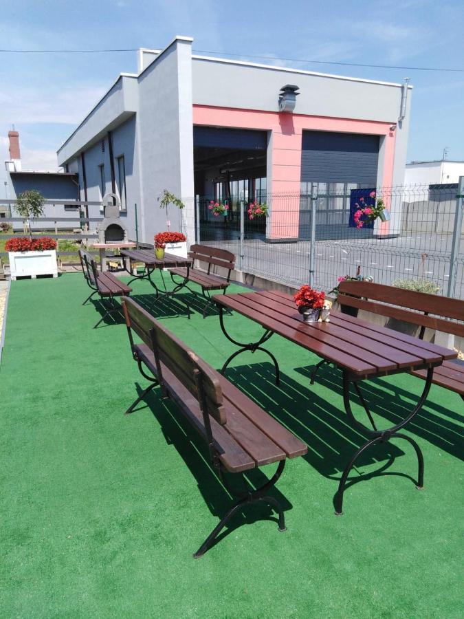 Pod Kogucikiem Aparthotel Krzyzanowice Екстериор снимка
